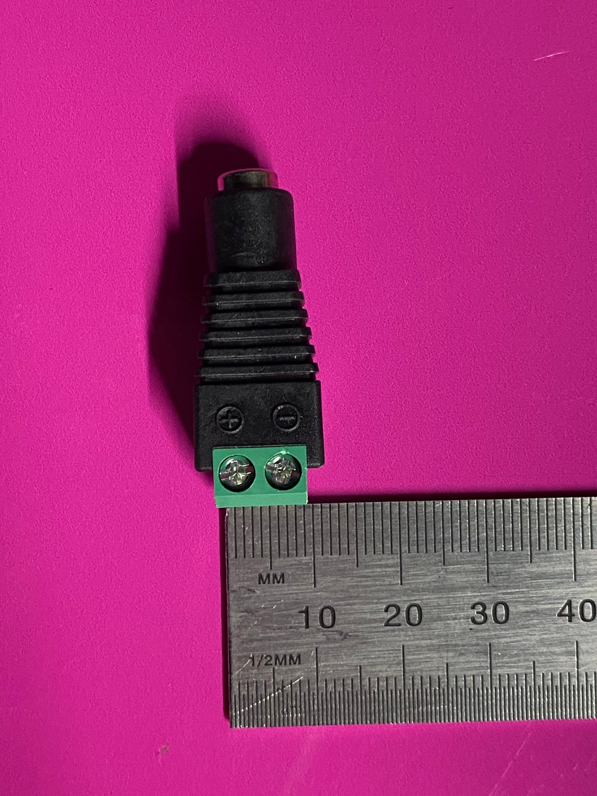 Female connector with measurements of base