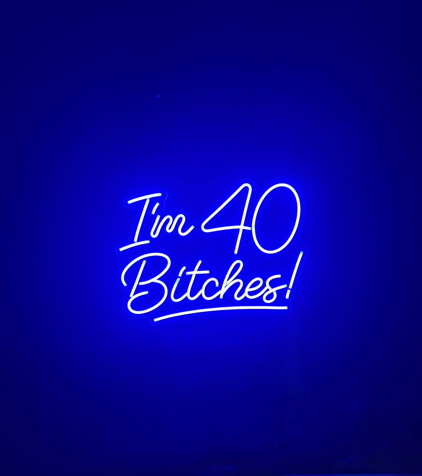 Neon sign with text 'I'm 40 Bitches!' 