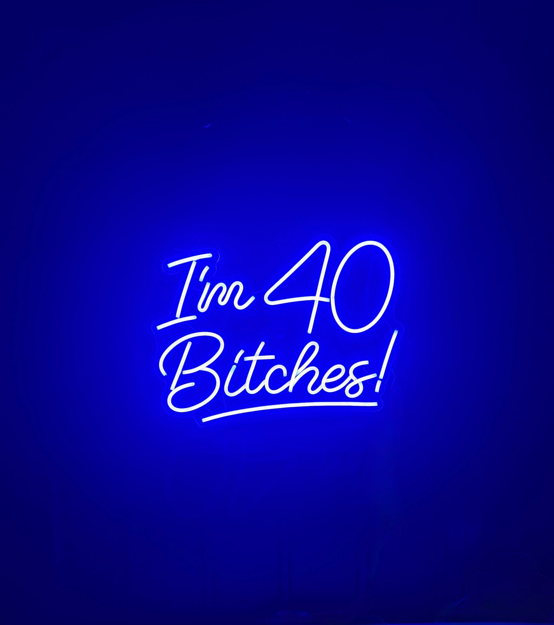 Neon sign with text 'I'm 40 Bitches!' 